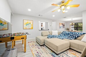 Televisor intel·ligent i futbolí 