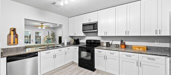 New! 3B2B Villa, Pool, BBQ, Firepit, Yard Games, Bunk Bed, Family & Pet Friendly