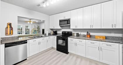 New! 3B2B Villa, Pool, BBQ, Firepit, Yard Games, Bunk Bed, Family & Pet Friendly