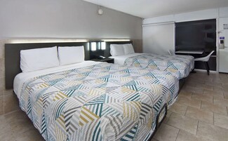 Escritorio, cortinas blackout y tabla de planchar con plancha 