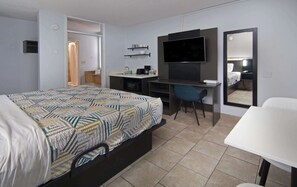 Escritorio, cortinas blackout y tabla de planchar con plancha