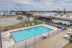 Una piscina al aire libre de temporada