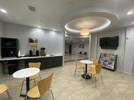 Área de desayuno. Studio 6 Suites Texas City, Tx – I-45 South