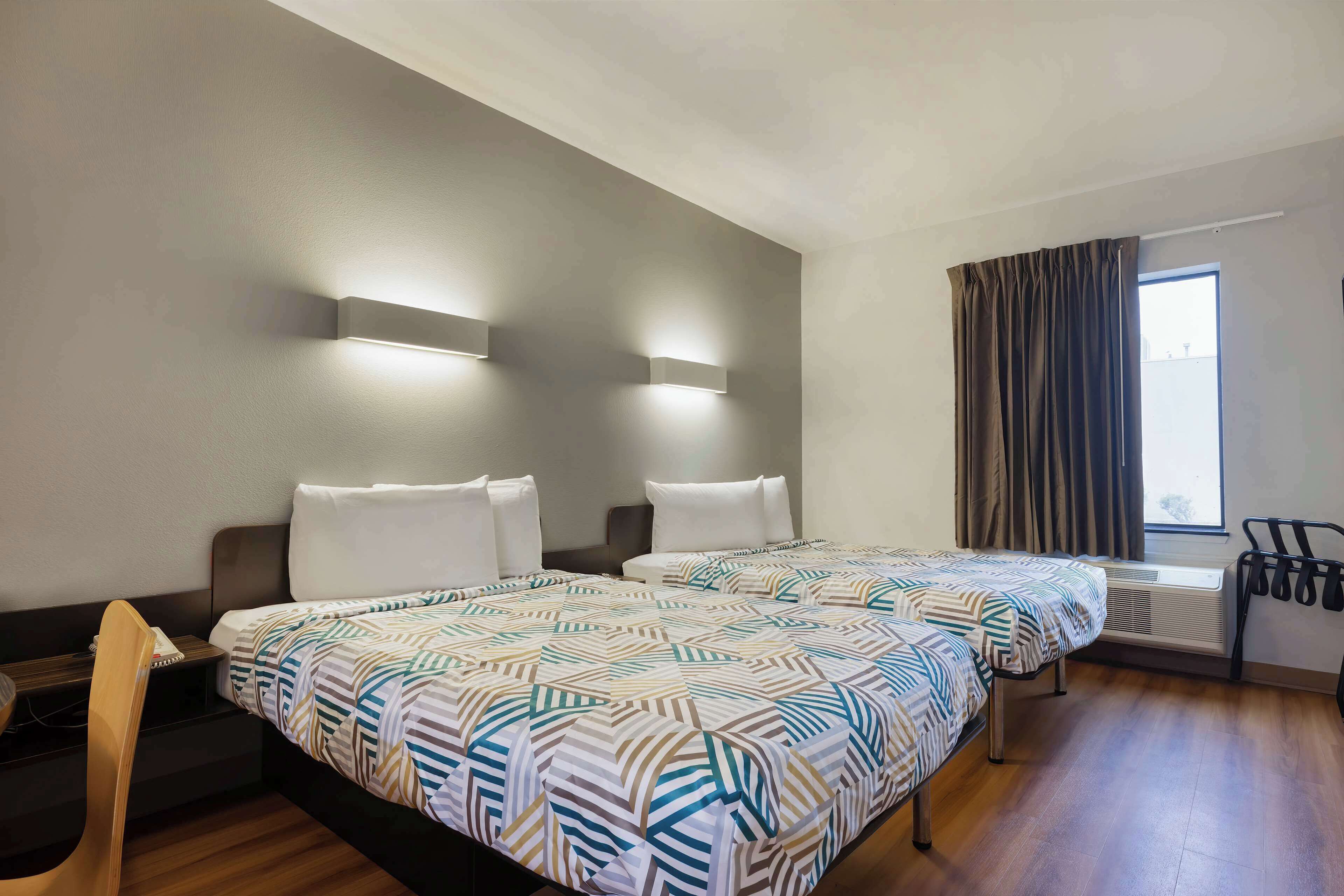 Rom – standard, 2 dobbeltsenger, ikke-røyk, kjøleskap og mikrobølgeovn | Blendingsgardiner, wi-fi (inkludert) og sengetøy