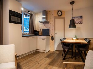 Een koelkast, een oven, een kookplaat, een vaatwasser