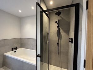 Shower, hair dryer, towels, soap - Beachfront Penthouse by the Old Course (The Scores St Andrews)