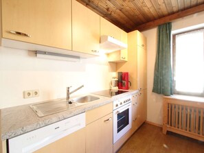 Kjøleskap, ovn, kokeplater og oppvaskmaskin