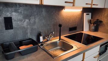 Fridge, oven, stovetop, coffee/tea maker