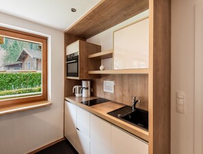 Kjøleskap, ovn, kokeplater og oppvaskmaskin