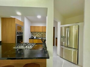 Geladeira, micro-ondas, fogão, cooktop