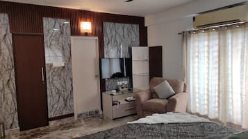 5 bedrooms, iron/ironing board, WiFi, bed sheets