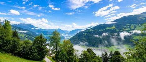 Un paisaje montañoso pintoresco con una plataforma de madera para apreciar la vista.