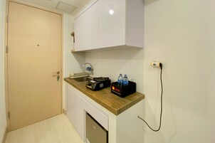 Studio | Private kitchen | Full-size fridge, stovetop