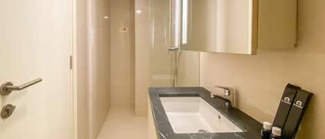 Estudio | Baño | Regadera y toallas