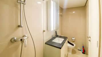 Estudio | Baño | Regadera y toallas