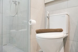 Apartment | Badezimmer | Dusche, kostenlose Toilettenartikel, Handtücher