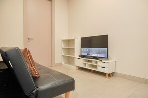 Living area - Modern Look 1Br Menara Jakarta Kemayoran Apartment (Jakarta)