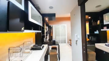 Apartamento | Cozinha privada | Geladeira grande, cooktop