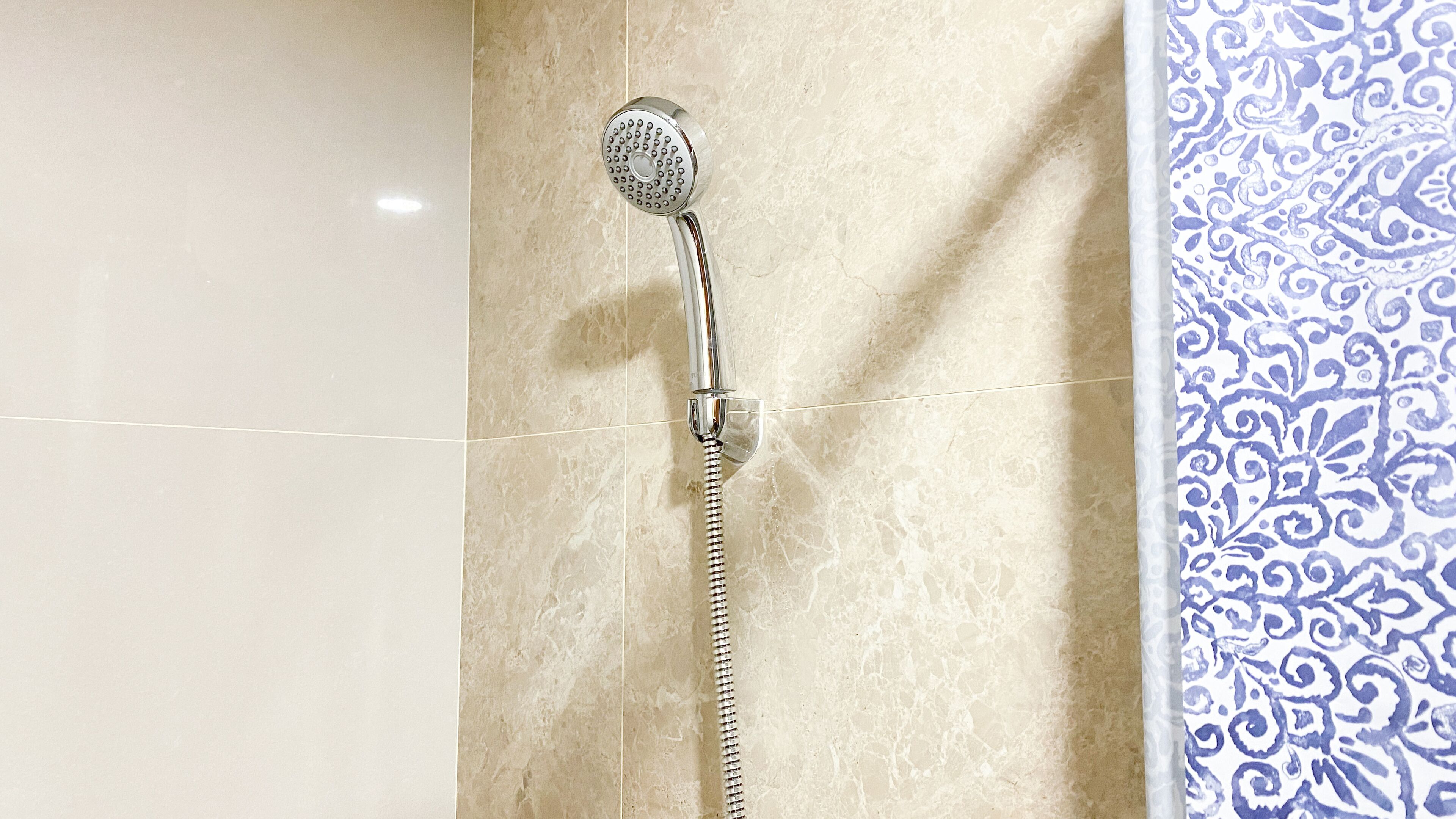 Studio | Salle de bain | Douche, serviettes fournies