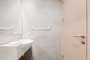 Bathroom - Modern And Warm 2Br At Menara Jakarta Kemayoran Apartment (Jakarta)