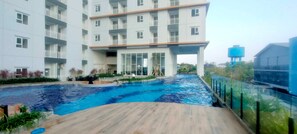 Una piscina al aire libre