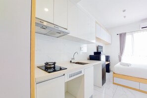 Private kitchen - Best Deal And Homey Studio Sky House Alam Sutera Apartment (Tangerang)