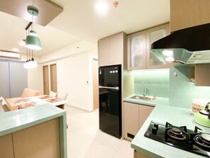 Apartamento | Cozinha privada | Geladeira grande, cooktop