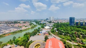 Un paisaje urbano con un río, edificios modernos y zonas verdes.