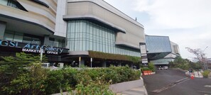 Exterior - Homey 3Br With Private Lift At Grand Sungkono Lagoon Apartment (Surabaya)