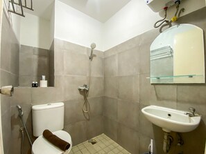 Lejlighed | Badeværelse | Bruser, håndklæder