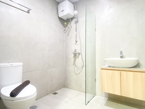 Studio | Kamar mandi | Shower dan handuk