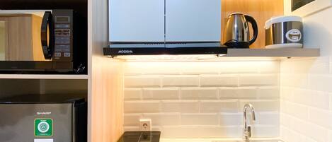 Studio | Private kitchen | Full-size fridge, stovetop
