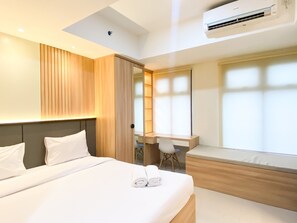 Free WiFi - Simply Look Studio At 53Th Floor Pollux Chadstone Apartment (Cikarang)