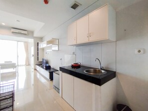 Private kitchen - Nice And Comfy 1Br At Dago Suites Apartment (Bandung)