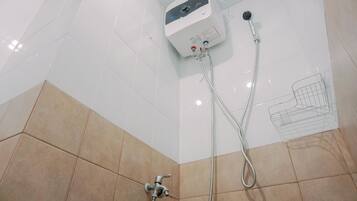 Studio | Salle de bain | Douche, serviettes fournies
