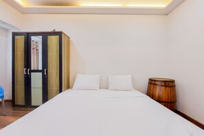 Une chambre à coucher avec un lit, une armoire et un tonneau en bois.