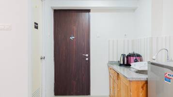 Studio | Private kitchen | Full-size fridge, stovetop