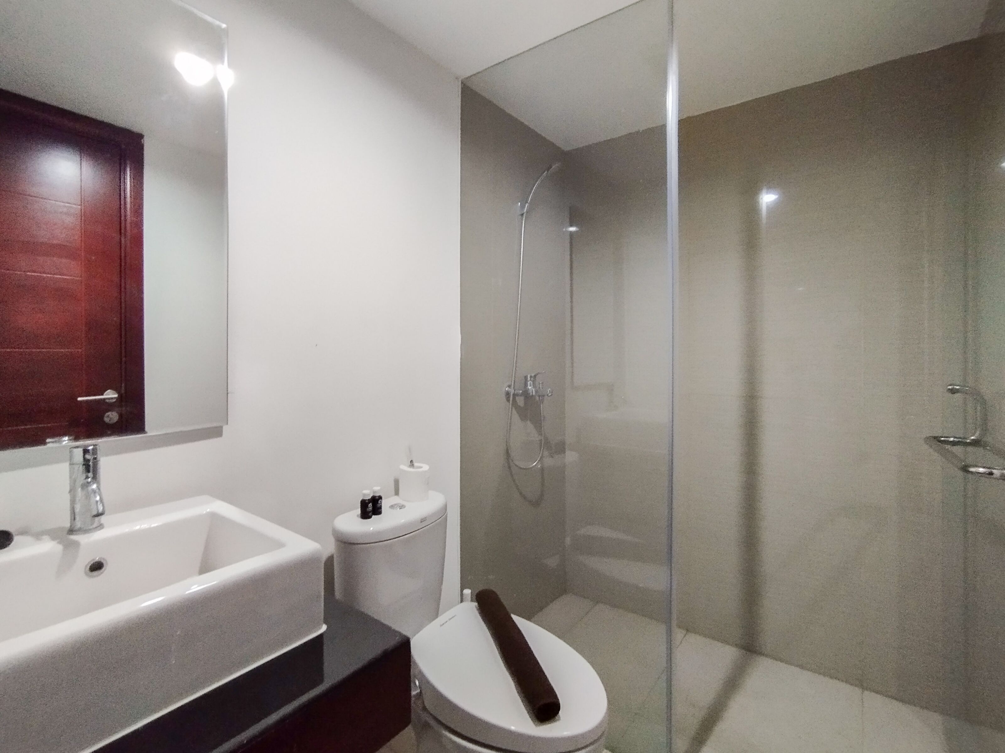Studio | Bathroom | Shower, towels