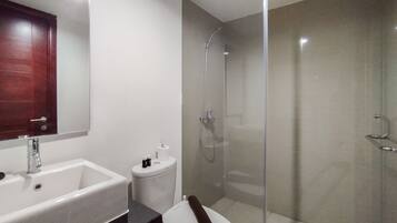 Studio | Bathroom | Shower, towels