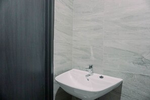 Estudio | Baño | Ducha y toallas