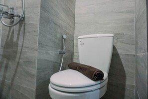 Monolocale | Bagno | Doccia, asciugamani