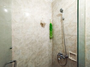Studio | Bathroom | Shower, towels