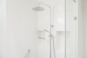 Apartamento | Banheiro | Chuveiro, produtos de toalete grátis, toalhas de banho 
