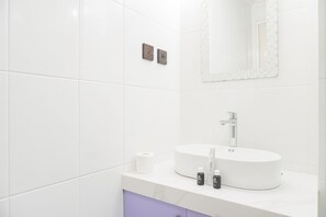 Apartamento | Baño | Ducha, artículos de higiene personal gratuitos y toallas