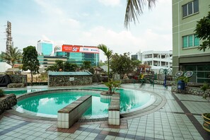 Una piscina al aire libre