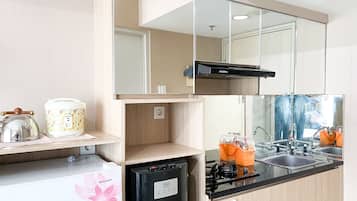 Studio | Private kitchen | Full-size fridge, stovetop