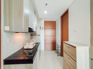 Private kitchen - The Urbanite 2Br At Apartment Dago Suites (Bandung)