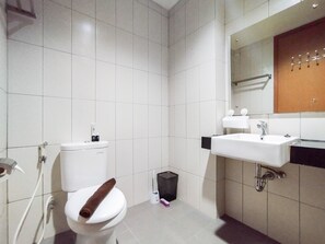 Apartment | Bathroom | Shower, free toiletries, towels