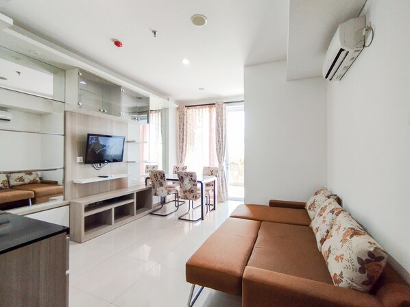 Living area - The Urbanite 2Br At Apartment Dago Suites (Bandung)