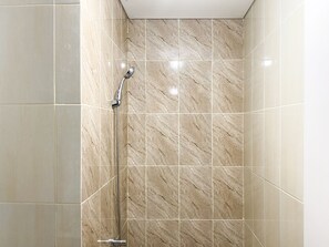 Apartment | Badezimmer | Dusche, kostenlose Toilettenartikel, Handtücher
